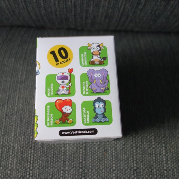 VeeFriends 2” MINI FIGURE IN BLIND BOX Collectible Mini Figure - Picture 3 of 4